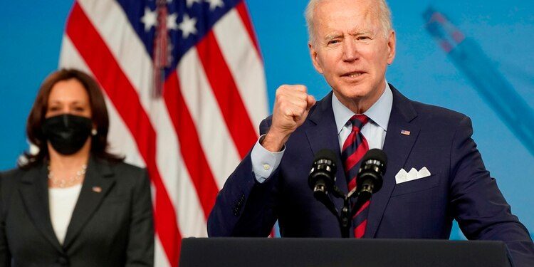 Casos de COVID-19 caen por primera vez en los 50 estados de EE. UU., según Biden