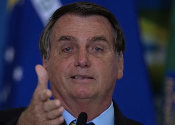 Multan a Bolsonaro por provocar aglomeración en plena pandemia