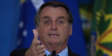 Multan a Bolsonaro por provocar aglomeración en plena pandemia