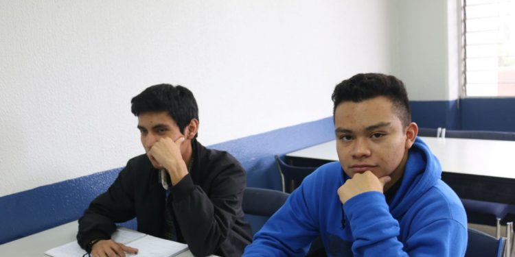 Jóvenes mayores de 16 años de escasos recursos podrán optar a una beca.