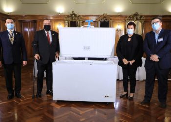 La Cámara de la Industria de Guatemala entregó una donación de 21 congeladores al Ministerio de Salud.