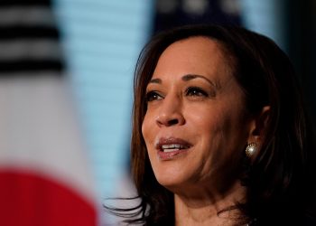 Harris logra compromiso de empresas para invertir en el Triángulo Norte