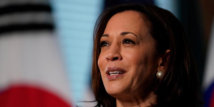 Harris logra compromiso de empresas para invertir en el Triángulo Norte