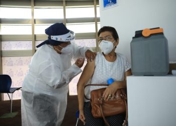 Los adultos mayores fueron atendidos en puestos de vacunación.