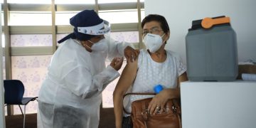 Los adultos mayores fueron atendidos en puestos de vacunación.