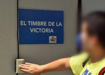 Los pacientes recuperados de coronavirus accionan el timbre de la victoria al salir de los hospitales.