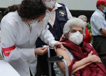 Inauguran centro de vacunación en el CUM