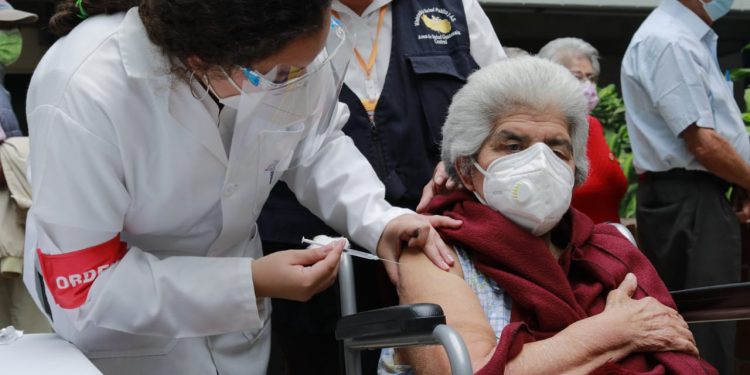 Inauguran centro de vacunación en el CUM