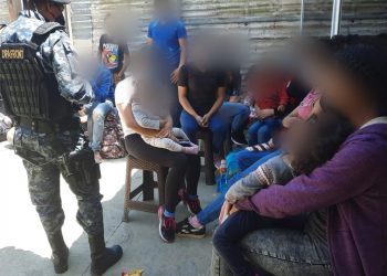 Remiten a 43 personas a migración por incumplir con requisitos de ingreso al país