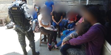 Remiten a 43 personas a migración por incumplir con requisitos de ingreso al país
