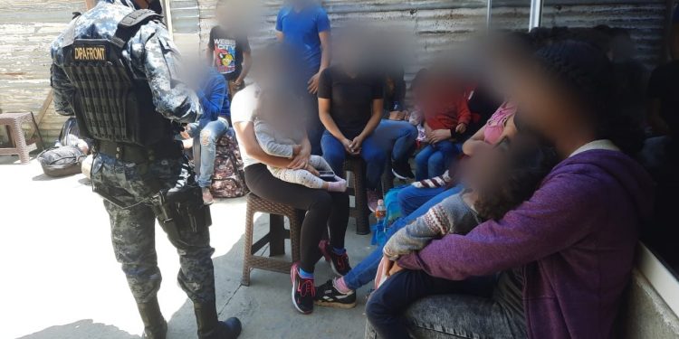 Remiten a 43 personas a migración por incumplir con requisitos de ingreso al país