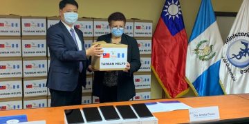 Salud recibe donación de 425 tabletas electrónicas para registro de vacunación contra el COVID-19