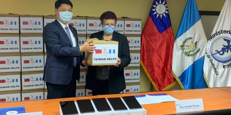 Salud recibe donación de 425 tabletas electrónicas para registro de vacunación contra el COVID-19