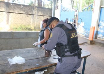 Agentes del Sistema Penitenciario revisan JARBIN YELMO