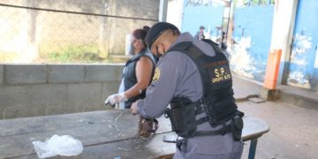 Agentes del Sistema Penitenciario revisan JARBIN YELMO