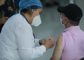 Adultos mayores de 60 años ya se pueden registrar para la vacunación