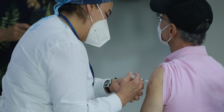 Adultos mayores de 60 años ya se pueden registrar para la vacunación