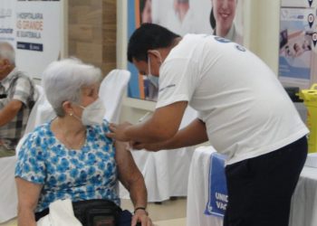 Adultos mayores comienzan a recibir vacuna contra el COVID-19 en Retalhuleu