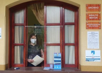 Apoyan al adulto mayor con instalación de quioscos de registro para vacunación contra COVID-19