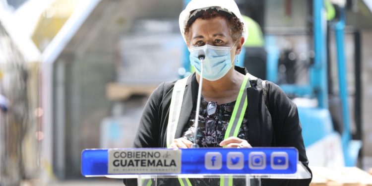 Titular del MSPAS en conferencia