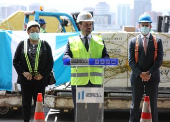 Canciller Pedro Brolo, brindó declaraciones luego del ingreso de las vacunas Sputnik./Foto: Leonel Jiménez.