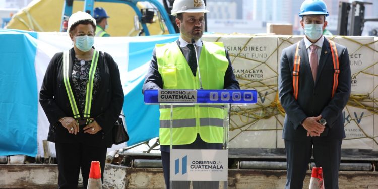Canciller Pedro Brolo, brindó declaraciones luego del ingreso de las vacunas Sputnik./Foto: Leonel Jiménez.