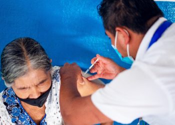 Más de 4 mil adultos mayores de 70 años de Alta Verapaz esperan ser vacunados contra el COVID-19