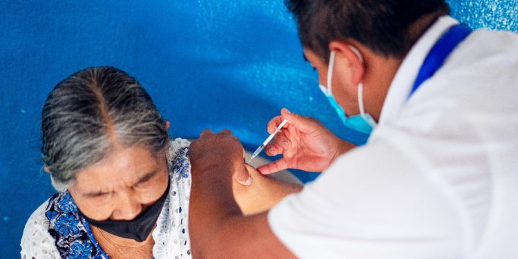 Más de 4 mil adultos mayores de 70 años de Alta Verapaz esperan ser vacunados contra el COVID-19