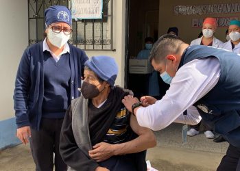 “Dios bendiga a la nación y a quienes nos enviaron la vacuna”, dice primer adulto mayor inyectado en Totonicapán