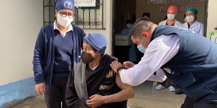 “Dios bendiga a la nación y a quienes nos enviaron la vacuna”, dice primer adulto mayor inyectado en Totonicapán