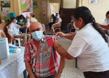 Más de 200 dosis contra el COVID-19 se administran en un solo día en El Progreso
