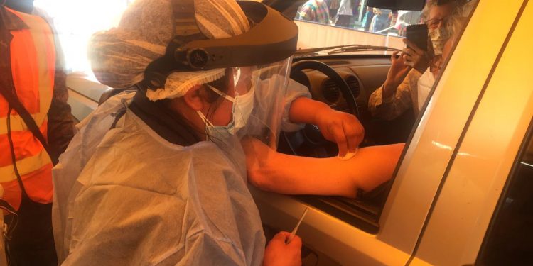 Adultos mayores de San Juan Ostuncalco podrán vacunarse sin bajar de automóvil