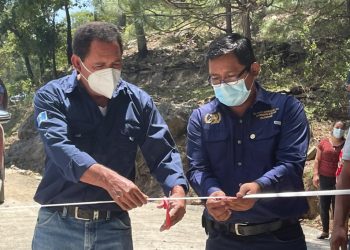 Pavimentan camino hacia comunidad de Quiché