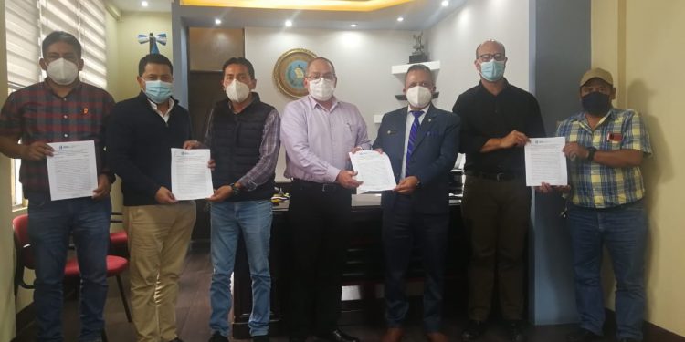Firman convenios de financiamiento por 3.7 millones de quetzales en Panajachel