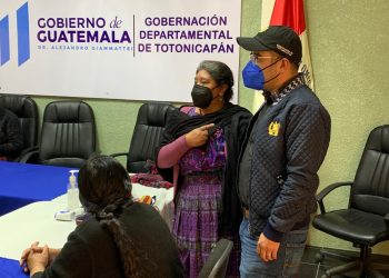 Asociación de comadronas de Totonicapán recibe kit de protección personal