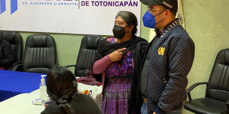 Asociación de comadronas de Totonicapán recibe kit de protección personal