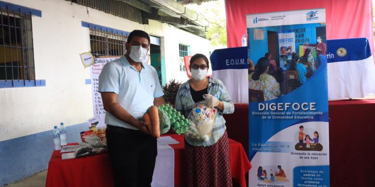 Estudiantes de Puerto Barrios reciben nueva dotación de alimentación escolar