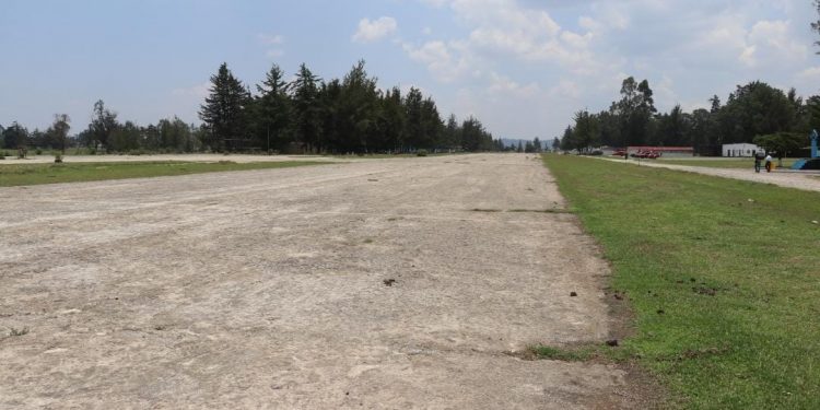 Analizan mantenimiento a pista de aterrizaje en Quiché