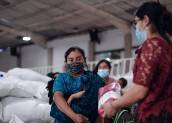 Damnificados por Eta y Iota de Tactic, Alta Verapaz, reciben alimentos
