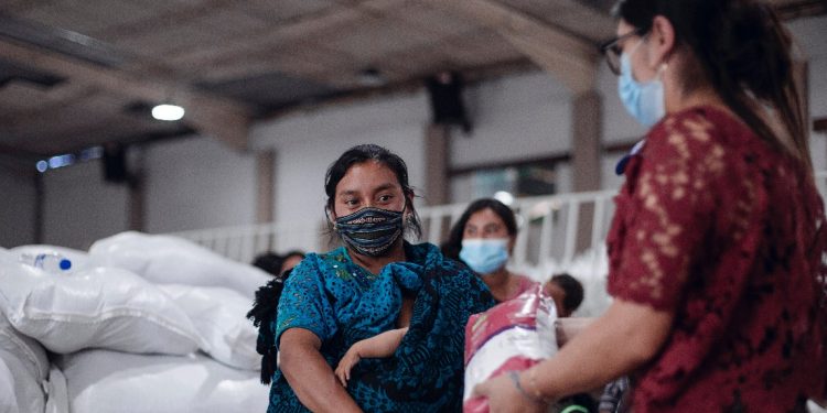 Damnificados por Eta y Iota de Tactic, Alta Verapaz, reciben alimentos