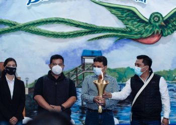 Botánico altaverapacense recibe la Antorcha del Bicentenario
