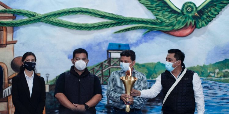 Botánico altaverapacense recibe la Antorcha del Bicentenario