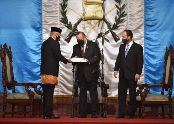 Embajadores presentan cartas credenciales al presidente Giammattei