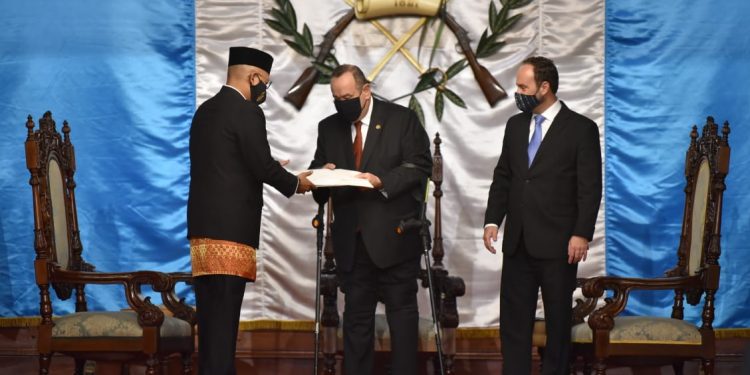 Embajadores presentan cartas credenciales al presidente Giammattei