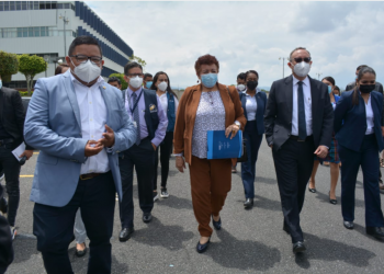 Ministra se complace por investigación de compra de vacuna rusa