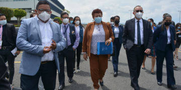 Ministra se complace por investigación de compra de vacuna rusa