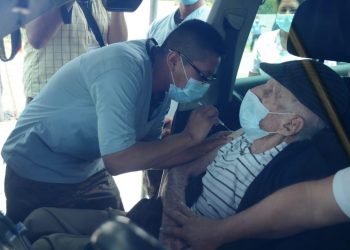 Centro de vacunación vehicular atiende a adultos mayores de 70 años de edad./Foto: MSPAS.