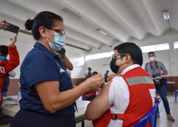 Inauguran puesto de vacunación en el Centro de Educacion Especial Alida España de Arana