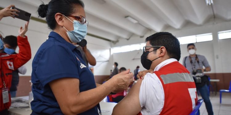 Inauguran puesto de vacunación en el Centro de Educacion Especial Alida España de Arana