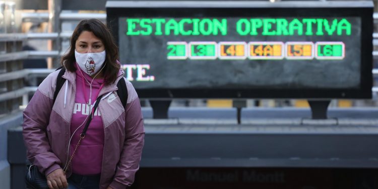 Chile anuncia nuevos desconfinamientos a dos días de megacomicios